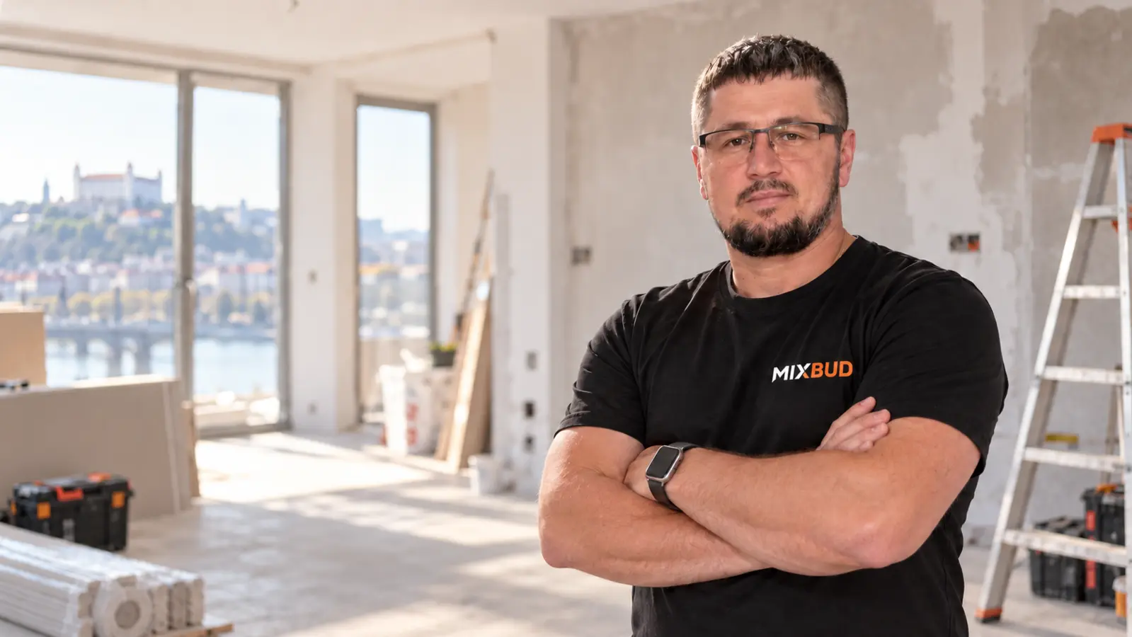 Michal Rusyn, majiteľ spoločnosti MIXBUD, na rekonštruovanom objekte v Bratislave